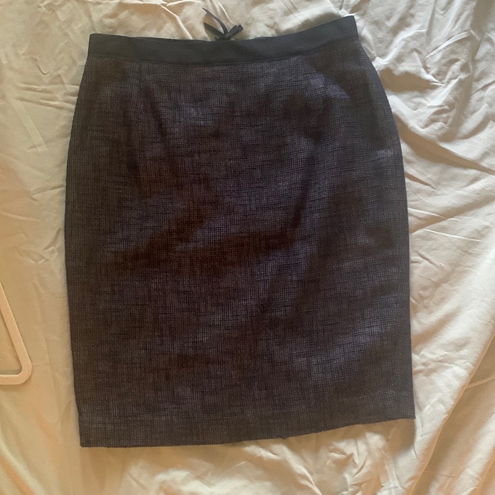 Straight skirt. Navy blue with white.